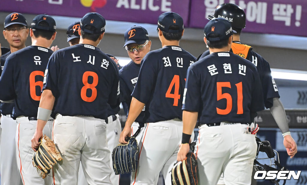 5일 부산 사직야구장에서 2026 신한 SOL KBO 리그 롯데 자이언츠와 한화 이글스의 경기가 열렸다. 홈팀 롯데는 나균안이, 방문팀 한화는 황준서가 선발 출전했다.한화 이글스 김경문 감독이 롯데 자이언츠에 11-6으로 승리한 후 선수들과 기쁨을 나누고 있다. 2026.09.05 / foto0307@osen.co.kr