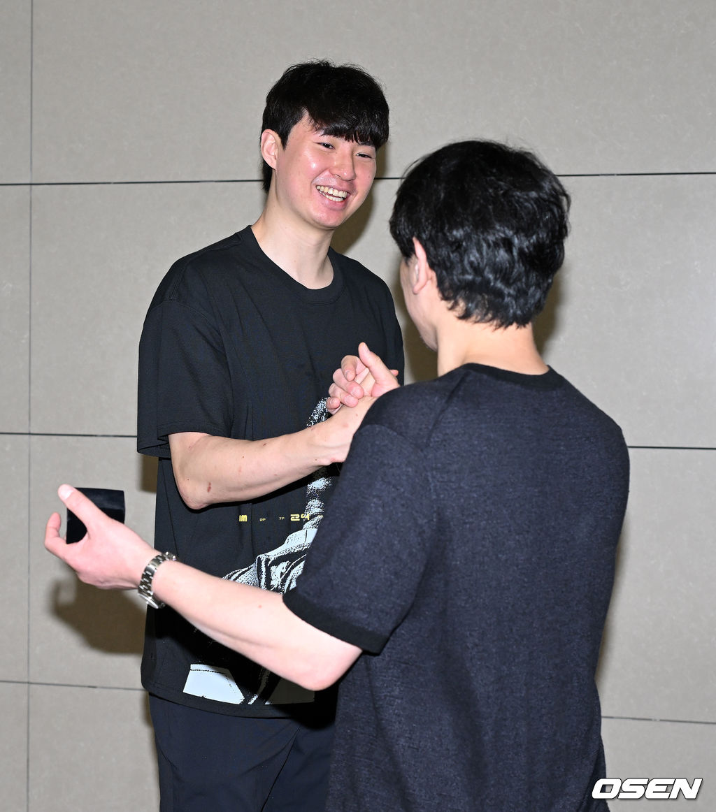 재계약 대신 NBA 도전 택한 이현중에 우승 반지 직접 전달하러 온 나가사키 단장