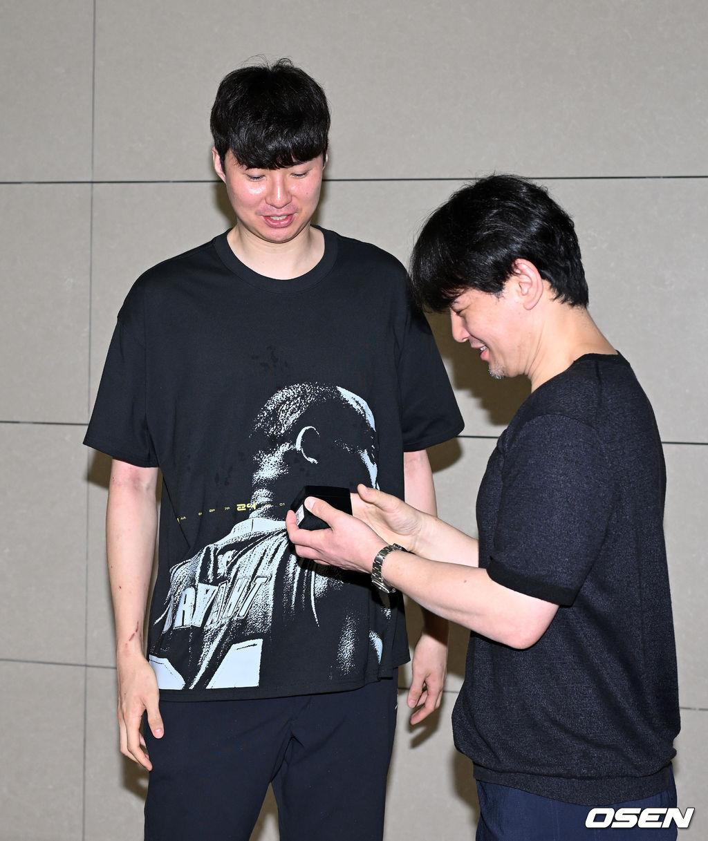 창단 첫 우승 안긴 이현중, 우승 반지를 받아줘