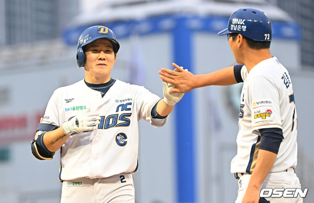 26일 창원NC파크에서 2026 신한 SOL KBO 리그 NC 다이노스와 한화 이글스의 경기가 열렸다. 홈팀 NC는 토다가, 방문팀 한화는 황준서가 선발 출전했다. NC 다이노스 박민우가 3회말 2사 1루 중견수 앞 1타점 적시타를 치고 하이파이브를 하고 있다. 2026.09.26 / foto0307@osen.co.kr