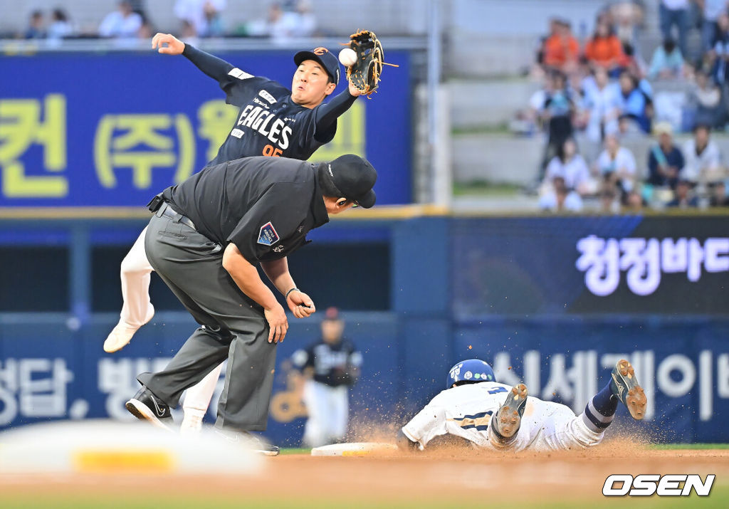 26일 창원NC파크에서 2026 신한 SOL KBO 리그 NC 다이노스와 한화 이글스의 경기가 열렸다. 홈팀 NC는 토다가, 방문팀 한화는 황준서가 선발 출전했다. NC 다이노스 박민우가 3회말 2사 1루 블레인 타석때 2루 도루를 성공하고 있다. 2026.09.26 / foto0307@osen.co.kr
