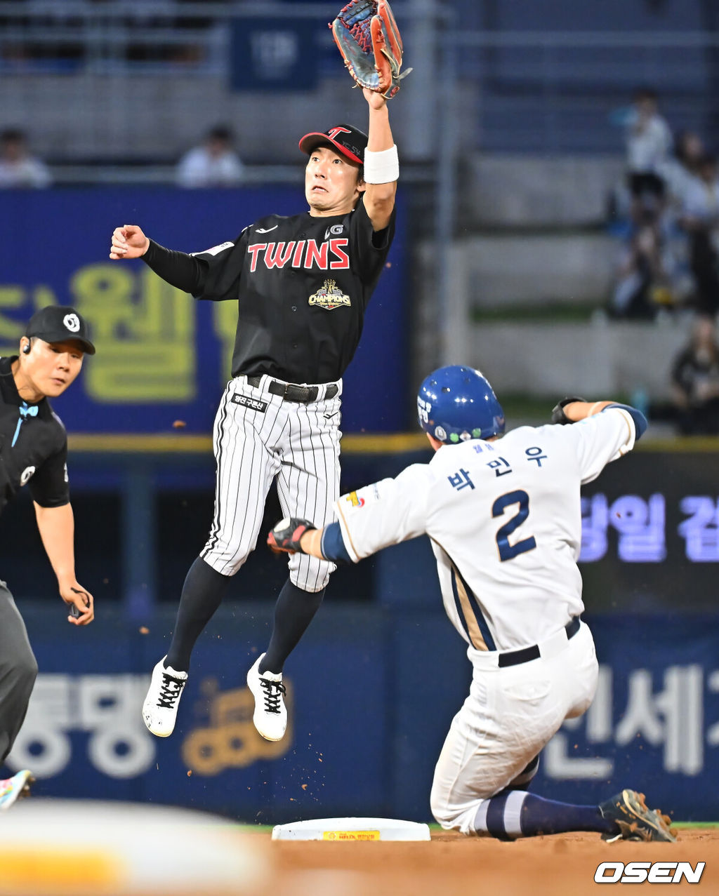 16일 창원NC파크에서 2026 신한 SOL KBO 리그 NC 다이노스와 LG 트윈스의 경기가 열렸다. 홈팀 NC는 클레빈저가, 방문팀 LG는 박시원이 선발 출전했다. NC 다이노스 박민우가 1회말 1사 1루 블레인 타석때 2루 도루 아웃되고 있다. 2026.09.16 / foto0307@osen.co.kr