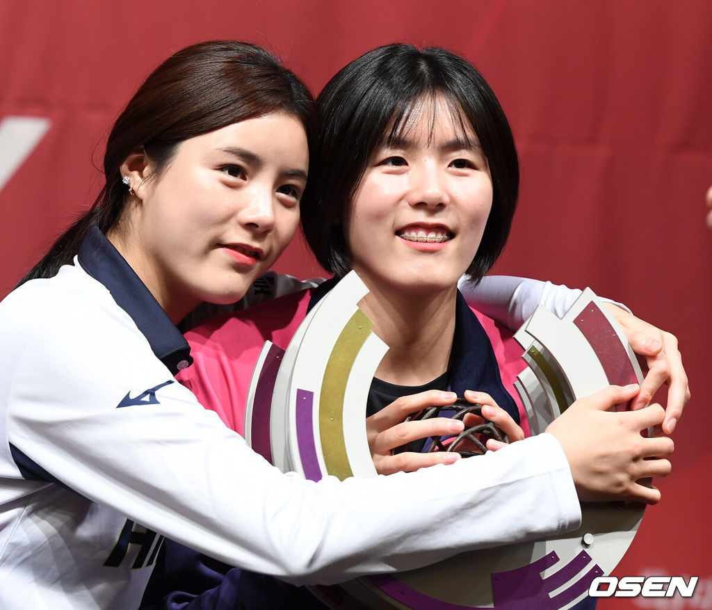 17일 오후 서울 강남구 리베라 호텔에서 ‘도드람 2019-2020 V-리그 여자부 미디어데이’가 열렸다.이다영, 이재영 자매가 포토타임을 갖고 있다. /sunday@osen.co.kr