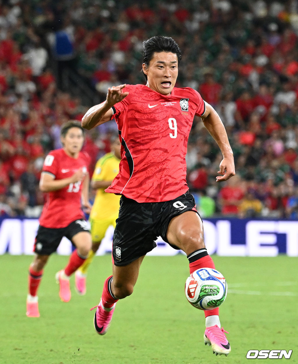 홍명보 감독이 이끄는 대한민국 축구대표팀은 25일(이하 한국시간) 오전 10시 멕시코 몬테레이 스타디움에서 개최된 2026 국제축구연맹(FIFA) 북중미 월드컵 조별리그 A조 최종전에서 남아프리카공화국에게 0-1 충격패를 당했다. 1승2패가 된 한국은 A조 3위로 밀리며 32강 자력진출에 실패했다. 한국은 나머지 조들의 상황을 따져보고 32강에 진출할 가능성은 남아있다. 1승1무1패의 남아공이 2위로 32강 진출을 확정지었다. 후반 대한민국 조규성이 드리블 돌파를 하고 있다. 2026.06.25 /sunday@osen.co.kr