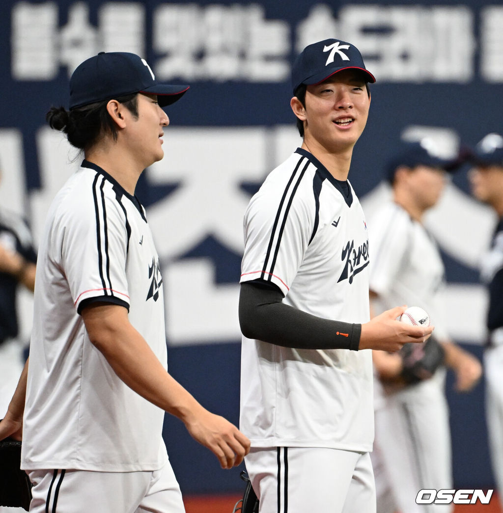 류지현 감독이 이끄는 2026 아이치·나고야 아시안게임 야구 대표팀이 17일 오후 서울 고척스카이돔에서 상무와의 연습경기에 앞서 훈련을 가졌다. 대표팀 곽빈, 최민석이 대화를 나누고 있다. 2026.09.17 /cej@osen.co.kr