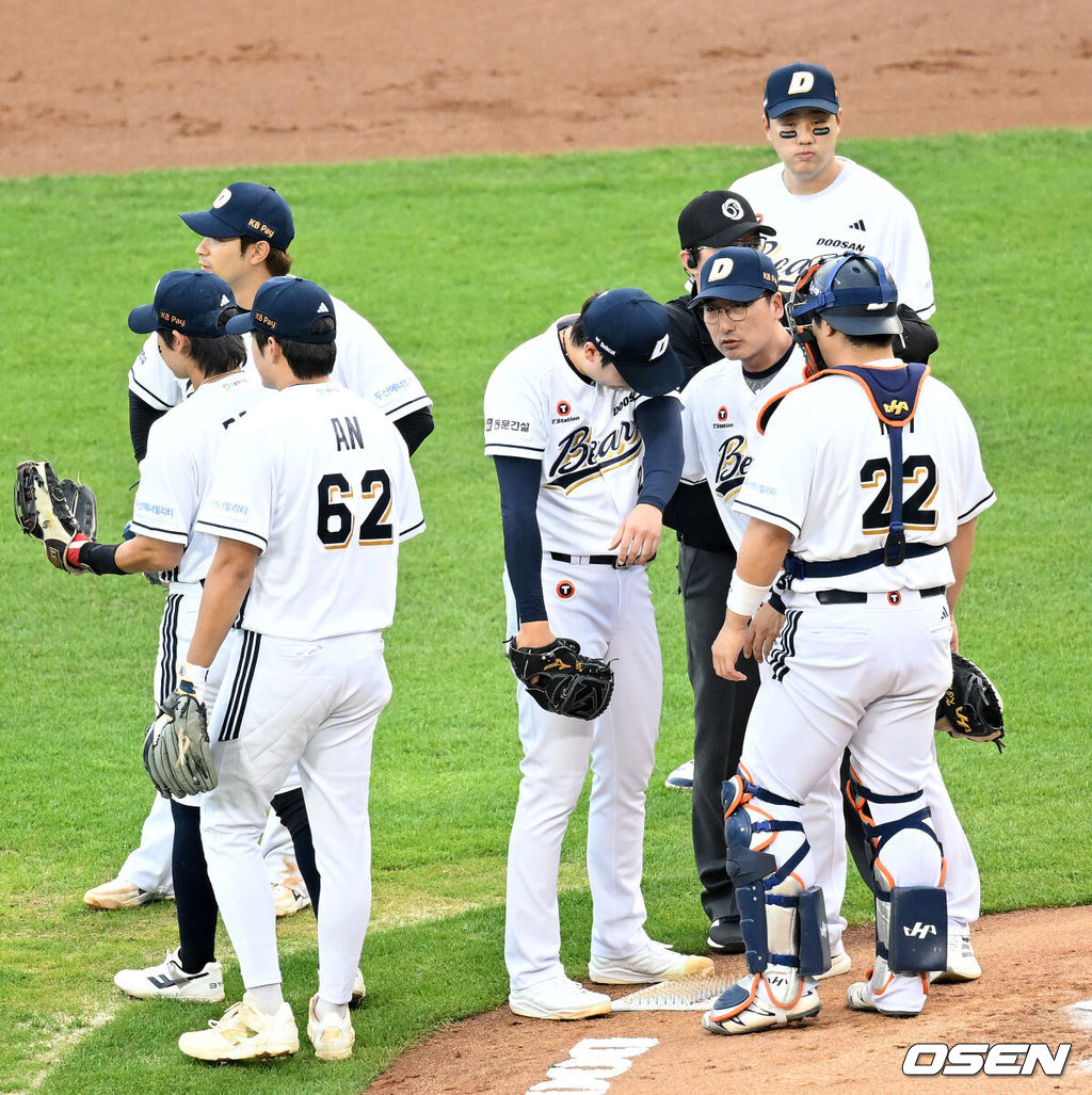 27일 서울 잠실야구장에서 2026 신한 SOL KBO리그 두산 베어스와 KT 위즈의 경기가 열렸다.두산은 최승용, KT는 배제성을 선발로 내세웠다.2회초 2사 2,3루에서 마운드를 방문한 두산 정재훈 코치가 최승용과 이야기를 나누고 있다. 2026.09.27 /sunday@osen.co.kr