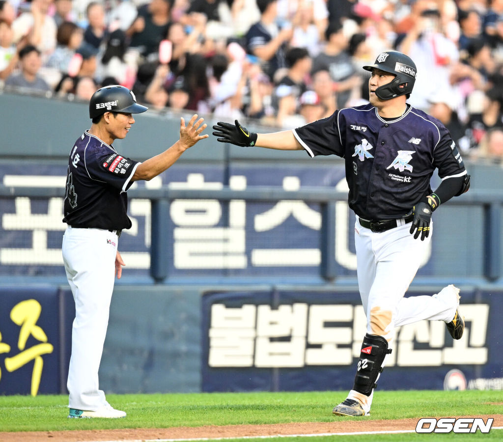 27일 서울 잠실야구장에서 2026 신한 SOL KBO리그 두산 베어스와 KT 위즈의 경기가 열렸다.두산은 최승용, KT는 배제성을 선발로 내세웠다.3회초 1사 1루에서 KT 장성우가 좌월 투런 홈런을 치고 환호하고 있다. 2026.09.27 /sunday@osen.co.kr