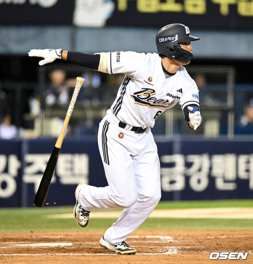 27일 서울 잠실야구장에서 2026 신한 SOL KBO리그 두산 베어스와 KT 위즈의 경기가 열렸다.두산은 최승용, KT는 배제성을 선발로 내세웠다.8회말 1사 3루에서 두산 오명진이 우월 적시 2루타를 치고 있다. 2026.09.27 /sunday@osen.co.kr