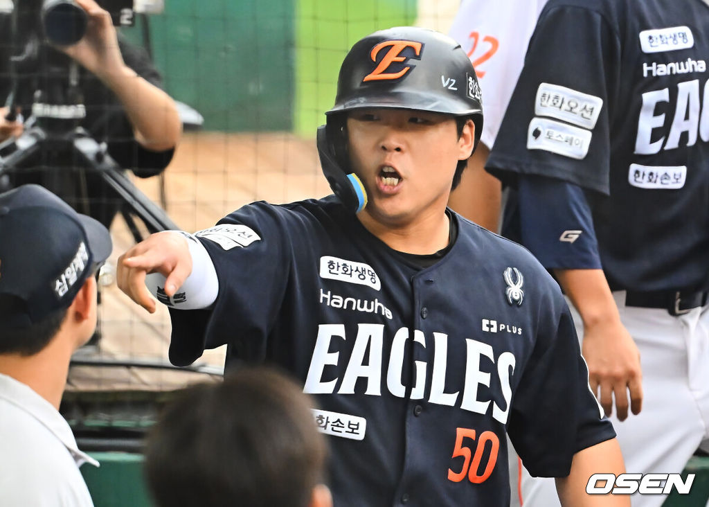 27일 부산 사직야구장에서 2026 신한 SOL KBO 리그 롯데 자이언츠와 한화 이글스의 경기가 열렸다. 홈팀 롯데는 나균안이, 방문팀 한화는 이상규가 선발 출전했다.한화 이글스 강백호가 1회초 1사 1,3루 허인서의 좌익수 희생 플라이때 득점을 올리고 세리머니를 하고 있다. 2026.09.27 / foto0307@osen.co.kr