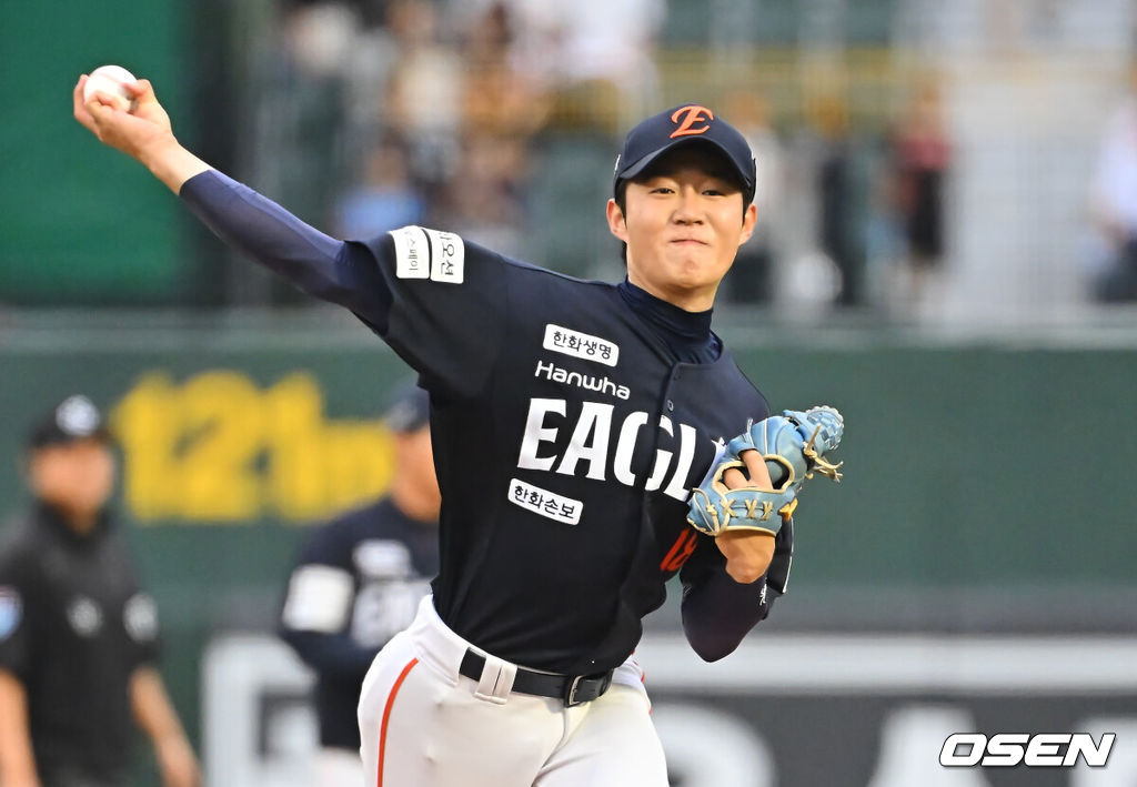 27일 부산 사직야구장에서 2026 신한 SOL KBO 리그 롯데 자이언츠와 한화 이글스의 경기가 열렸다. 홈팀 롯데는 나균안이, 방문팀 한화는 이상규가 선발 출전했다.한화 이글스 선발 투수 이상규가 역투하고 있다. 2026.09.27 / foto0307@osen.co.kr