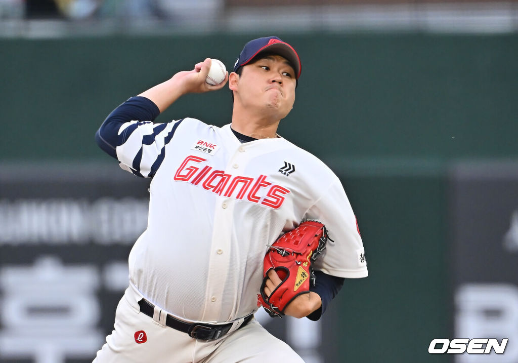 27일 부산 사직야구장에서 2026 신한 SOL KBO 리그 롯데 자이언츠와 한화 이글스의 경기가 열렸다. 홈팀 롯데는 나균안이, 방문팀 한화는 이상규가 선발 출전했다.롯데 자이언츠 선발 투수 나균안이 역투하고 있다. 2026.09.27 / foto0307@osen.co.kr