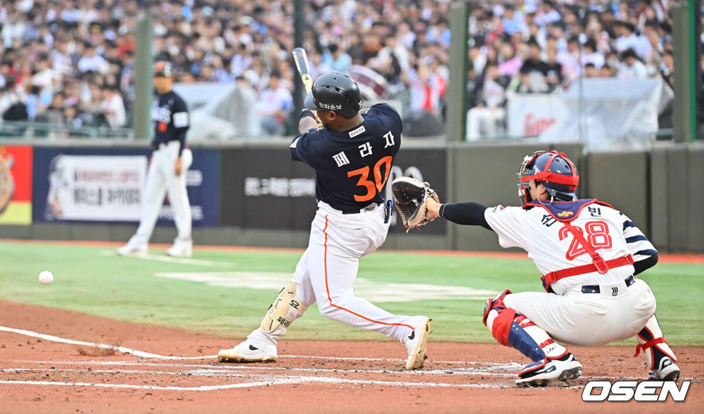 27일 부산 사직야구장에서 2026 신한 SOL KBO 리그 롯데 자이언츠와 한화 이글스의 경기가 열렸다. 홈팀 롯데는 나균안이, 방문팀 한화는 이상규가 선발 출전했다.한화 이글스 페라자가 1회초 1사 1,3루 우익수 오른쪽 1타점 안타를 치고 있다. 2026.09.27 / foto0307@osen.co.kr