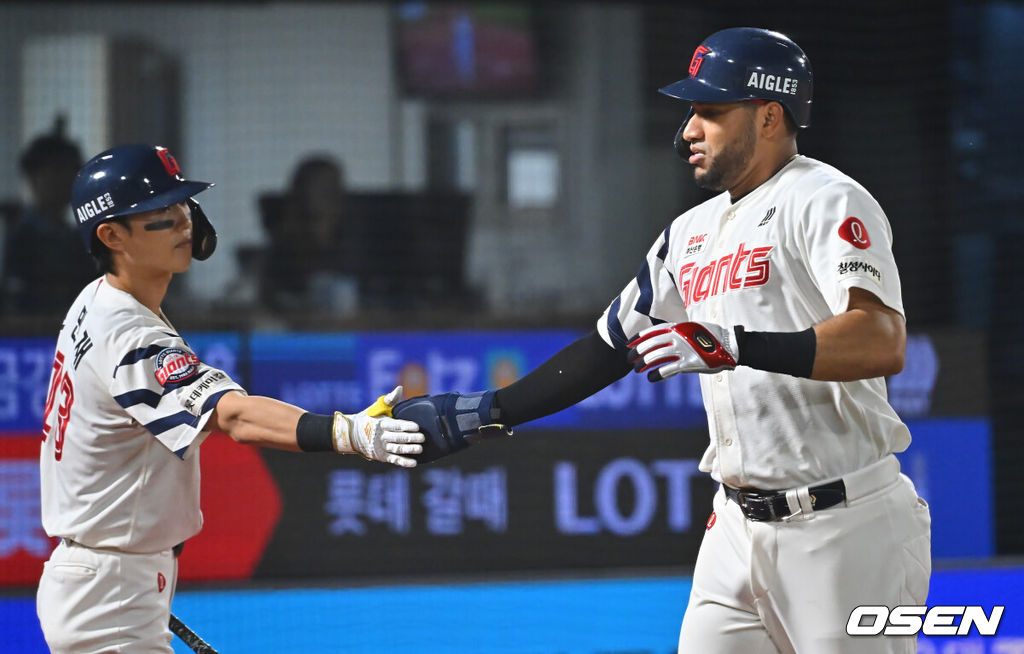 27일 부산 사직야구장에서 2026 신한 SOL KBO 리그 롯데 자이언츠와 한화 이글스의 경기가 열렸다. 홈팀 롯데는 나균안이, 방문팀 한화는 이상규가 선발 출전했다.롯데 자이언츠 레이예스가 5회말 무사 1,3루 고승민의 2루수 앞 땅볼때 득점을 올리고 하이파이브를 하고 있다. 2026.09.27 / foto0307@osen.co.kr