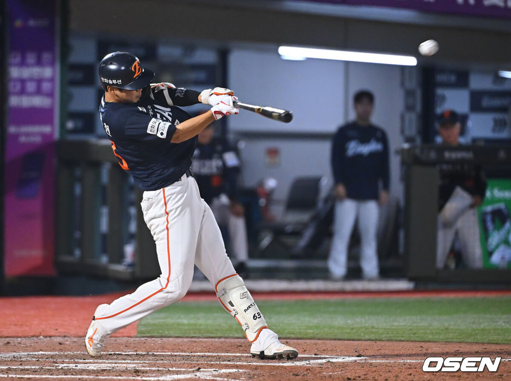 27일 부산 사직야구장에서 2026 신한 SOL KBO 리그 롯데 자이언츠와 한화 이글스의 경기가 열렸다. 홈팀 롯데는 나균안이, 방문팀 한화는 이상규가 선발 출전했다.한화 이글스 박정현이 7회초 1사 좌월 솔로 홈런을 치고 있다. 2026.09.27 / foto0307@osen.co.kr