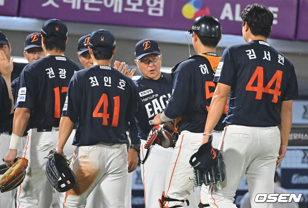 27일 부산 사직야구장에서 2026 신한 SOL KBO 리그 롯데 자이언츠와 한화 이글스의 경기가 열렸다. 홈팀 롯데는 나균안이, 방문팀 한화는 이상규가 선발 출전했다.한화 이글스 김경문 감독이 롯데 자이언츠에 6-2로 승리한 후 축하 하이파이브를 하고 있다. 2026.09.27 / foto0307@osen.co.kr