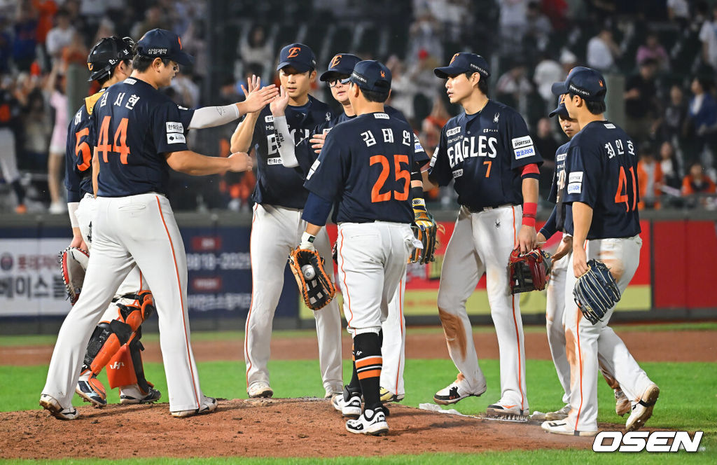 27일 부산 사직야구장에서 2026 신한 SOL KBO 리그 롯데 자이언츠와 한화 이글스의 경기가 열렸다. 홈팀 롯데는 나균안이, 방문팀 한화는 이상규가 선발 출전했다.한화 이글스 선수들이 롯데 자이언츠에 6-2로 승리한 후 기쁨을 나누고 있다. 2026.09.27 / foto0307@osen.co.kr