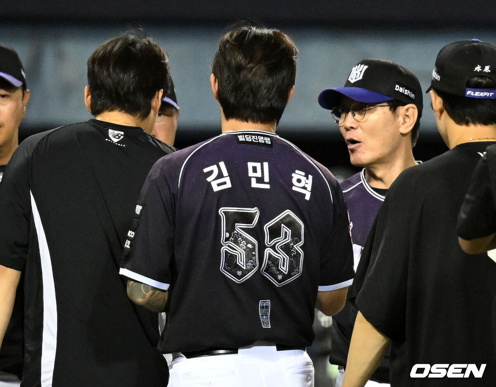 프로야구 KT 위즈가 두산 베어스에 대승을 거두며 2위 삼성 라이온즈와 승차를 3경기 차이로 만들었다. KT는 27일 서울 잠실야장에서 열린 2026 KBO리그 두산과 시즌 16차전 마지막 맞대결에서 12-6으로 승리했다. 장단 20안타를 폭발시켰다.경기 종료 후 KT 이강철 감독이 배제성과 승리의 기쁨을 나누고 있다. 2026.09.27 /sunday@osen.co.kr