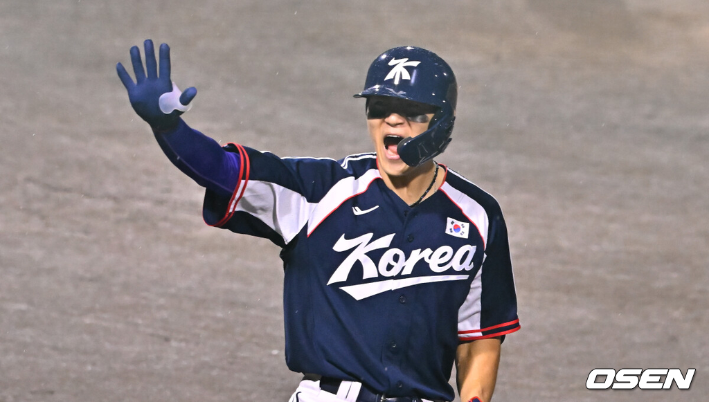 27일 일본 아이치현 도요하시 시민구장에서 '2026 아이치·나고야 아시안게임' 야구 결승전 한국과 일본의 경기가 진행됐다.한국 야구대표팀은 조별리그 대만전 승리와 슈퍼라운드 1승 1패로 결승에 진출했다. 슈퍼라운드에서 0-5로 패했던 일본과 재대결. 대표팀이 승리할 경우 아시안게임 5연패를 달성한다.1회초 1사 1루 김도영이 안타를 날린뒤 환호하고 있다. 2026.09.27 / soul1014@osen.co.kr
