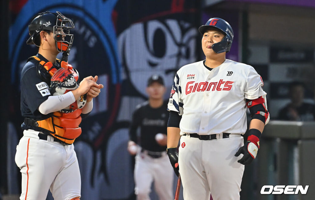 27일 부산 사직야구장에서 2026 신한 SOL KBO 리그 롯데 자이언츠와 한화 이글스의 경기가 열렸다. 홈팀 롯데는 나균안이, 방문팀 한화는 이상규가 선발 출전했다.롯데 자이언츠 한동희가 3회말 1사 1루 삼진 아웃당하자 허탈한 미소를 짓고 있다. 2026.09.27 / foto0307@osen.co.kr
