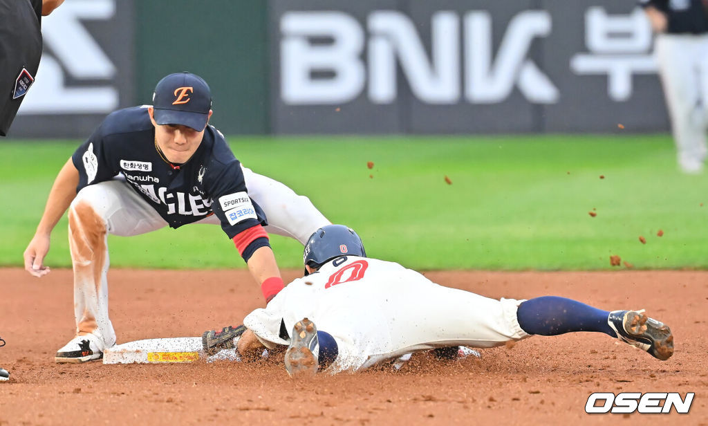 27일 부산 사직야구장에서 2026 신한 SOL KBO 리그 롯데 자이언츠와 한화 이글스의 경기가 열렸다. 홈팀 롯데는 나균안이, 방문팀 한화는 이상규가 선발 출전했다.롯데 자이언츠 황성빈이 1회말 무사 1루 나승엽 타석때 2루 도루를 시도했으나 아웃되고 있다. 2026.09.27 / foto0307@osen.co.kr