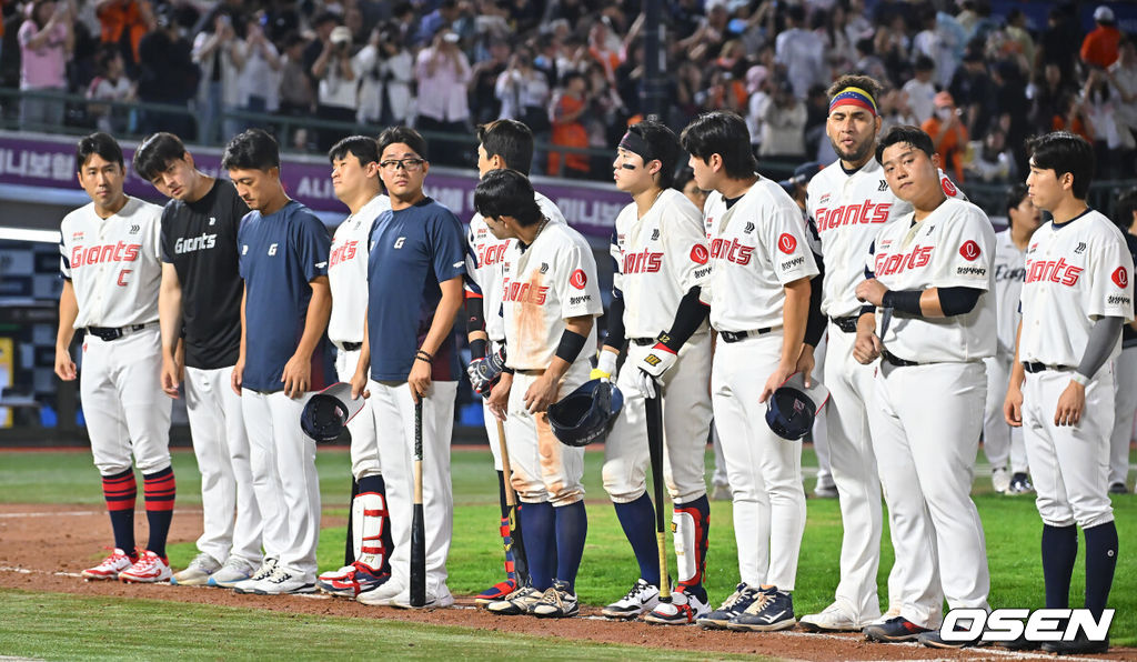 27일 부산 사직야구장에서 2026 신한 SOL KBO 리그 롯데 자이언츠와 한화 이글스의 경기가 열렸다. 홈팀 롯데는 나균안이, 방문팀 한화는 이상규가 선발 출전했다.롯데 자이언츠 선수들이 한화 이글스에 2-6으로 패한 후 아쉬운 표정을 짓고 있다. 2026.09.27 / foto0307@osen.co.kr