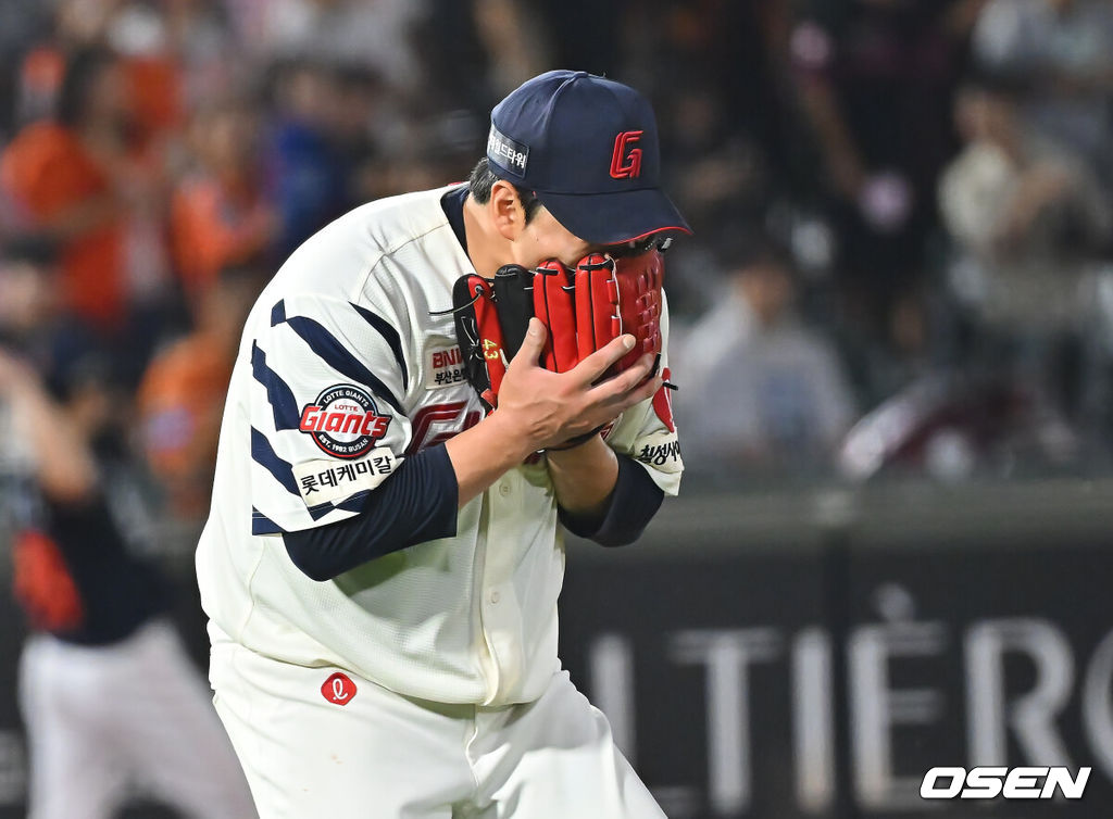 27일 부산 사직야구장에서 2026 신한 SOL KBO 리그 롯데 자이언츠와 한화 이글스의 경기가 열렸다. 홈팀 롯데는 나균안이, 방문팀 한화는 이상규가 선발 출전했다.롯데 자이언츠 나균안이 6회초 2사 1루 한화 이글스 허인서를 3루수 땅볼로 잡고 추가 실점에 화를 내는 듯 하다. 2026.09.27 / foto0307@osen.co.kr