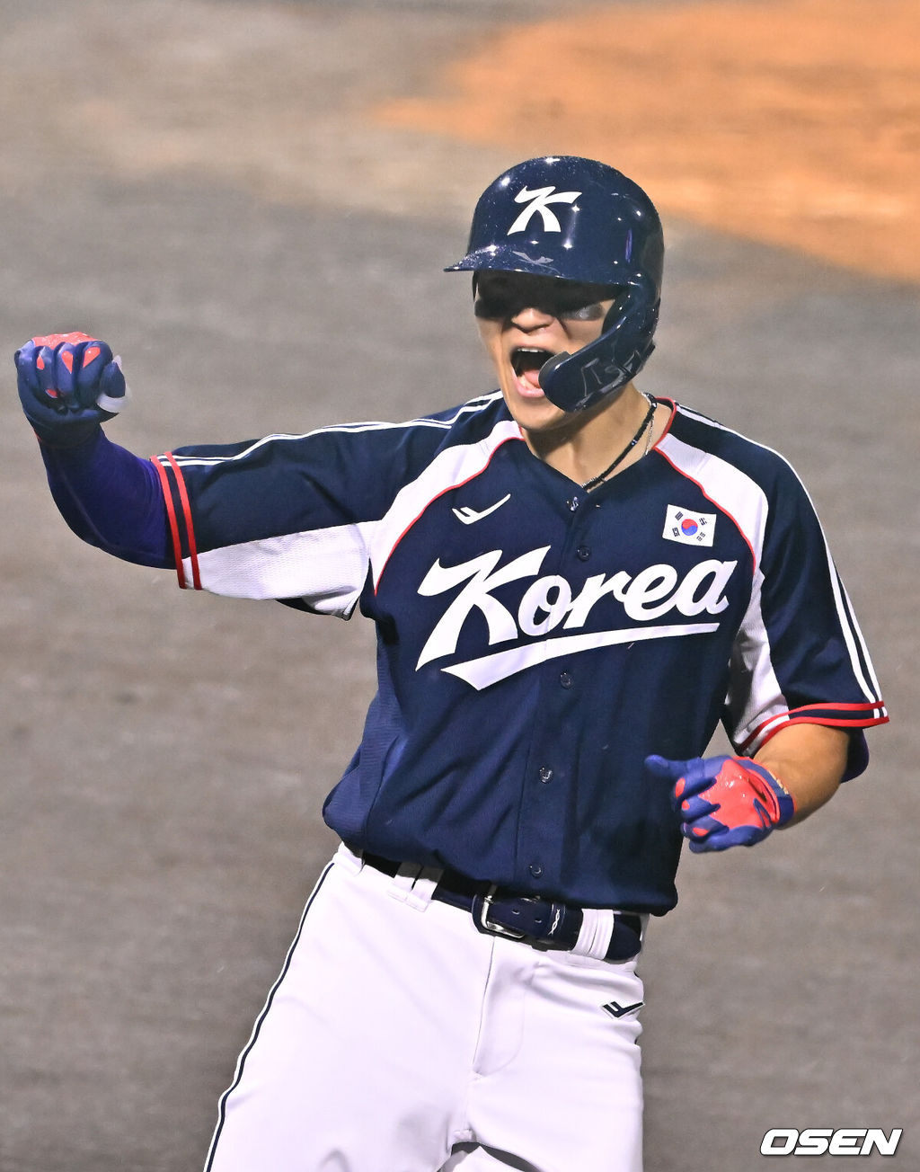 27일 일본 아이치현 도요하시 시민구장에서 '2026 아이치·나고야 아시안게임' 야구 결승전 한국과 일본의 경기가 진행됐다. 한국 야구대표팀은 조별리그 대만전 승리와 슈퍼라운드 1승 1패로 결승에 진출했다. 슈퍼라운드에서 0-5로 패했던 일본과 재대결. 대표팀이 승리할 경우 아시안게임 5연패를 달성한다.1회초 1사 1루 김도영이 안타를 날린뒤 환호하고 있다. 2026.09.27 / soul1014@osen.co.kr