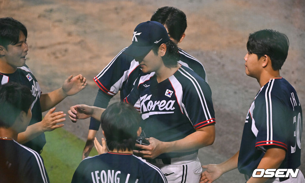 27일 일본 아이치현 도요하시 시민구장에서 '2026 아이치·나고야 아시안게임' 야구 결승전 한국과 일본의 경기가 진행됐다. 한국 야구대표팀은 조별리그 대만전 승리와 슈퍼라운드 1승 1패로 결승에 진출했다. 슈퍼라운드에서 0-5로 패했던 일본과 재대결. 대표팀이 승리할 경우 아시안게임 5연패를 달성한다.6회말 이닝종료 후 곽빈이 동료들의 축하를 받으며 더그아웃으로 들어가고있다 2026.09.27 / soul1014@osen.co.kr