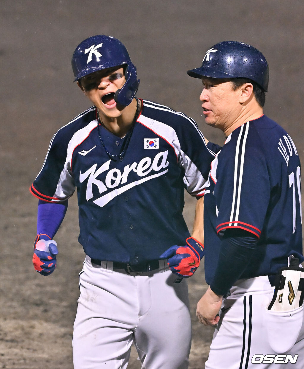 27일 일본 아이치현 도요하시 시민구장에서 '2026 아이치·나고야 아시안게임' 야구 결승전 한국과 일본의 경기가 진행됐다. 한국 야구대표팀은 조별리그 대만전 승리와 슈퍼라운드 1승 1패로 결승에 진출했다. 슈퍼라운드에서 0-5로 패했던 일본과 재대결. 대표팀이 승리할 경우 아시안게임 5연패를 달성한다.8회초 2사 1,3루 김도영이 재역전 1타점 적시타를 날린뒤 환호하고 있다 . 2026.09.27 / soul1014@osen.co.kr