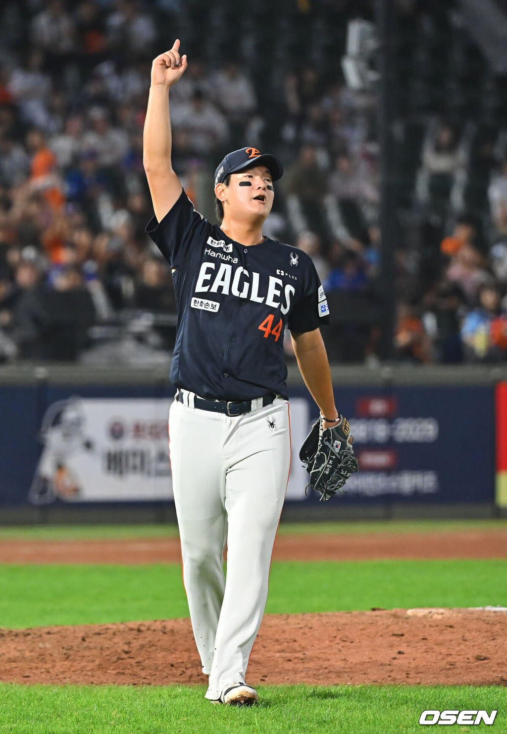 27일 부산 사직야구장에서 2026 신한 SOL KBO 리그 롯데 자이언츠와 한화 이글스의 경기가 열렸다. 홈팀 롯데는 나균안이, 방문팀 한화는 이상규가 선발 출전했다.한화 이글스 김서현이 9회말 2사 롯데 자이언츠 전민재의 1루수 플라이 타구의 방향을 가리키고 있다. 2026.09.27 / foto0307@osen.co.kr