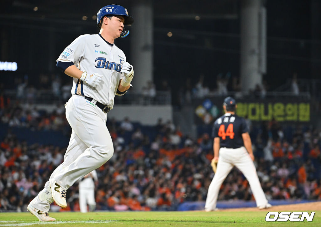 26일 창원NC파크에서 2026 신한 SOL KBO 리그 NC 다이노스와 한화 이글스의 경기가 열렸다. 홈팀 NC는 토다가, 방문팀 한화는 황준서가 선발 출전했다. NC 다이노스 김형준이 8회말 2사 좌월 솔로 홈런을 치고 그라운드를 돌고 있다. 2026.09.26 / foto0307@osen.co.kr
