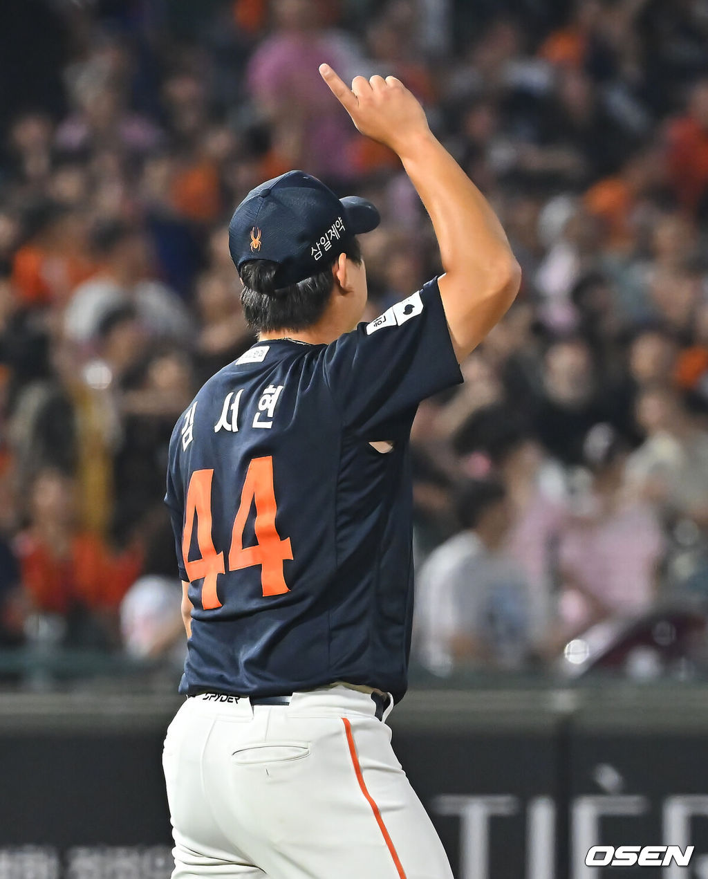 27일 부산 사직야구장에서 2026 신한 SOL KBO 리그 롯데 자이언츠와 한화 이글스의 경기가 열렸다. 홈팀 롯데는 나균안이, 방문팀 한화는 이상규가 선발 출전했다.한화 이글스 김서현이 8회말 2사 만루 롯데 자이언츠 레이예스의 좌익수 파울플라이 타구 방향을 가리키고 있다. 2026.09.27 / foto0307@osen.co.kr