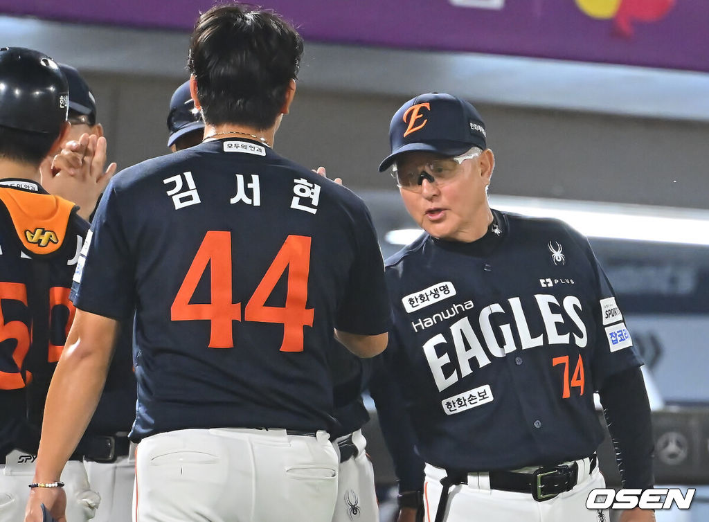 27일 부산 사직야구장에서 2026 신한 SOL KBO 리그 롯데 자이언츠와 한화 이글스의 경기가 열렸다. 홈팀 롯데는 나균안이, 방문팀 한화는 이상규가 선발 출전했다.한화 이글스 김경문 감독이 롯데 자이언츠에 6-2로 승리한 후 김서현과 축하 하이파이브를 하고 있다. 2026.09.27 / foto0307@osen.co.kr