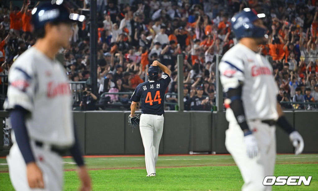 27일 부산 사직야구장에서 2026 신한 SOL KBO 리그 롯데 자이언츠와 한화 이글스의 경기가 열렸다. 홈팀 롯데는 나균안이, 방문팀 한화는 이상규가 선발 출전했다.한화 이글스 김서현이 8회말 2사 만루 롯데 자이언츠 레이예스를 좌익수 파울플라이로 잡고 기뻐하고 있다. 2026.09.27 / foto0307@osen.co.kr