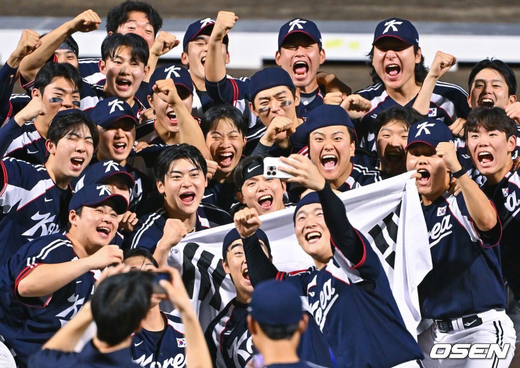 한국야구가 우여곡절 끝 아시안게임 5회 연속 금메달을 해냈다. 류지현 감독이 이끄는 한국 야구대표팀은 27일 일본 아이치현 도요하시 시민구장에서 열린 2026 아이치-나고야 아시안게임 일본과 결승전에서 3-1로 승리했다.금메달 확정 후 야구대표팀이 셀카를 찍고 있다.   2026.09.27 / soul1014@osen.co.kr