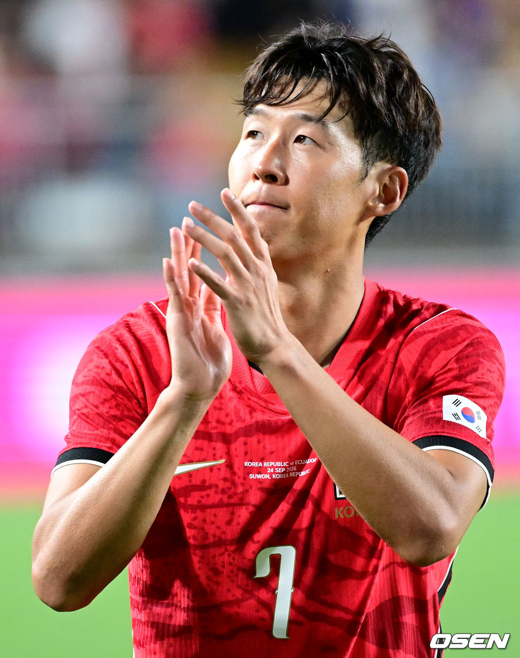 한국 축구가 로베르토 모레노 감독의 데뷔전을 대승으로 장식했다. 모레노 임시 감독이 이끄는 대한민국 축구대표팀(FIFA 랭킹 32위)은 24일 수원월드컵경기장에서 열린 9월 A매치 평가전에서 에콰도르(FIFA 랭킹 25위)를 3-0으로 제압했다.경기를 마치고 한국 손흥민이 피치를 돌며 팬들에게 인사를 전하고 있다. 2026.09.24 / dreamer@osen.co.kr