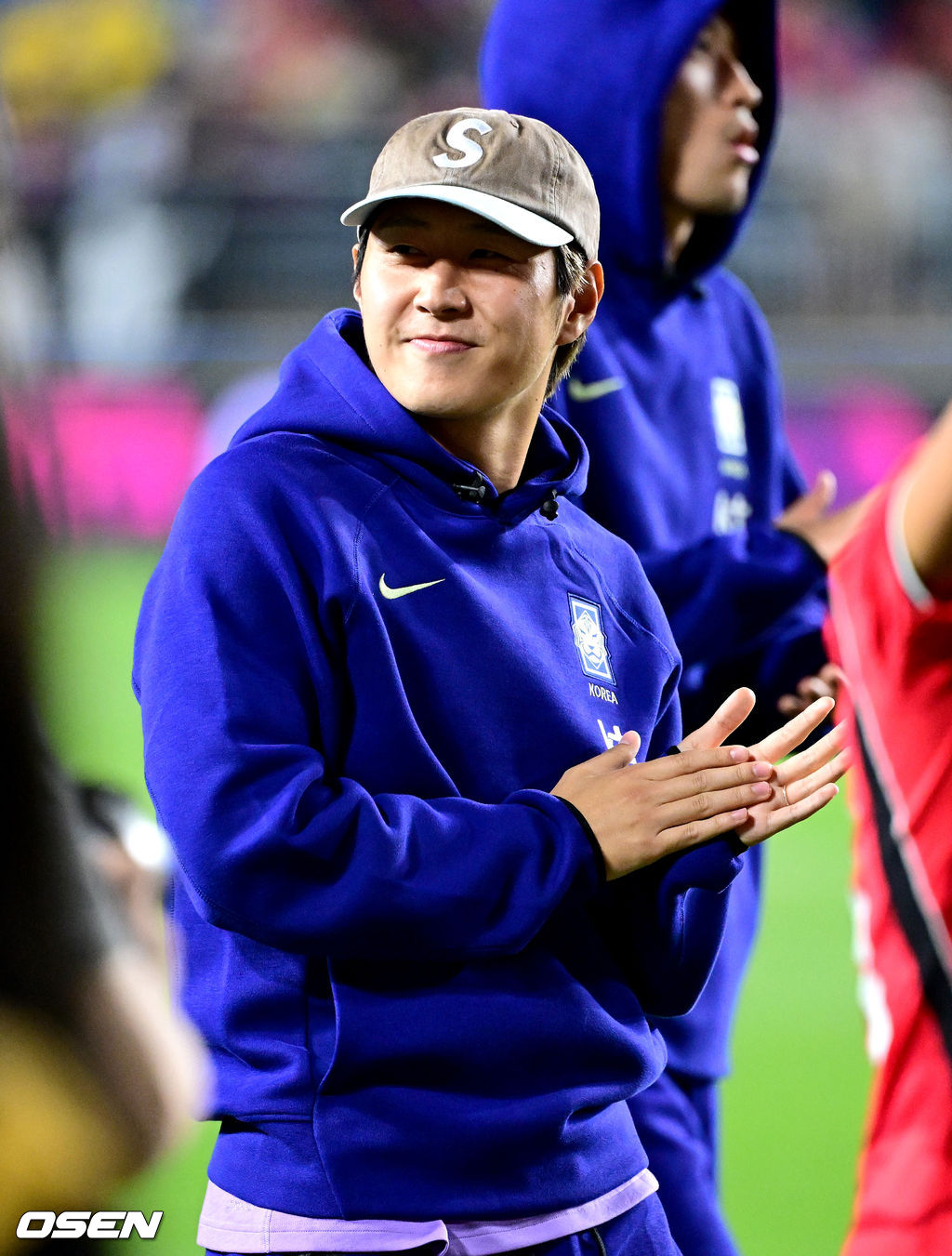 한국 축구가 로베르토 모레노 감독의 데뷔전을 대승으로 장식했다. 모레노 임시 감독이 이끄는 대한민국 축구대표팀(FIFA 랭킹 32위)은 24일 수원월드컵경기장에서 열린 9월 A매치 평가전에서 에콰도르(FIFA 랭킹 25위)를 3-0으로 제압했다.경기를 마치고 한국 이강인이 피치를 돌며 팬들에게 인사를 전하고 있다. 2026.09.24 / dreamer@osen.co.kr