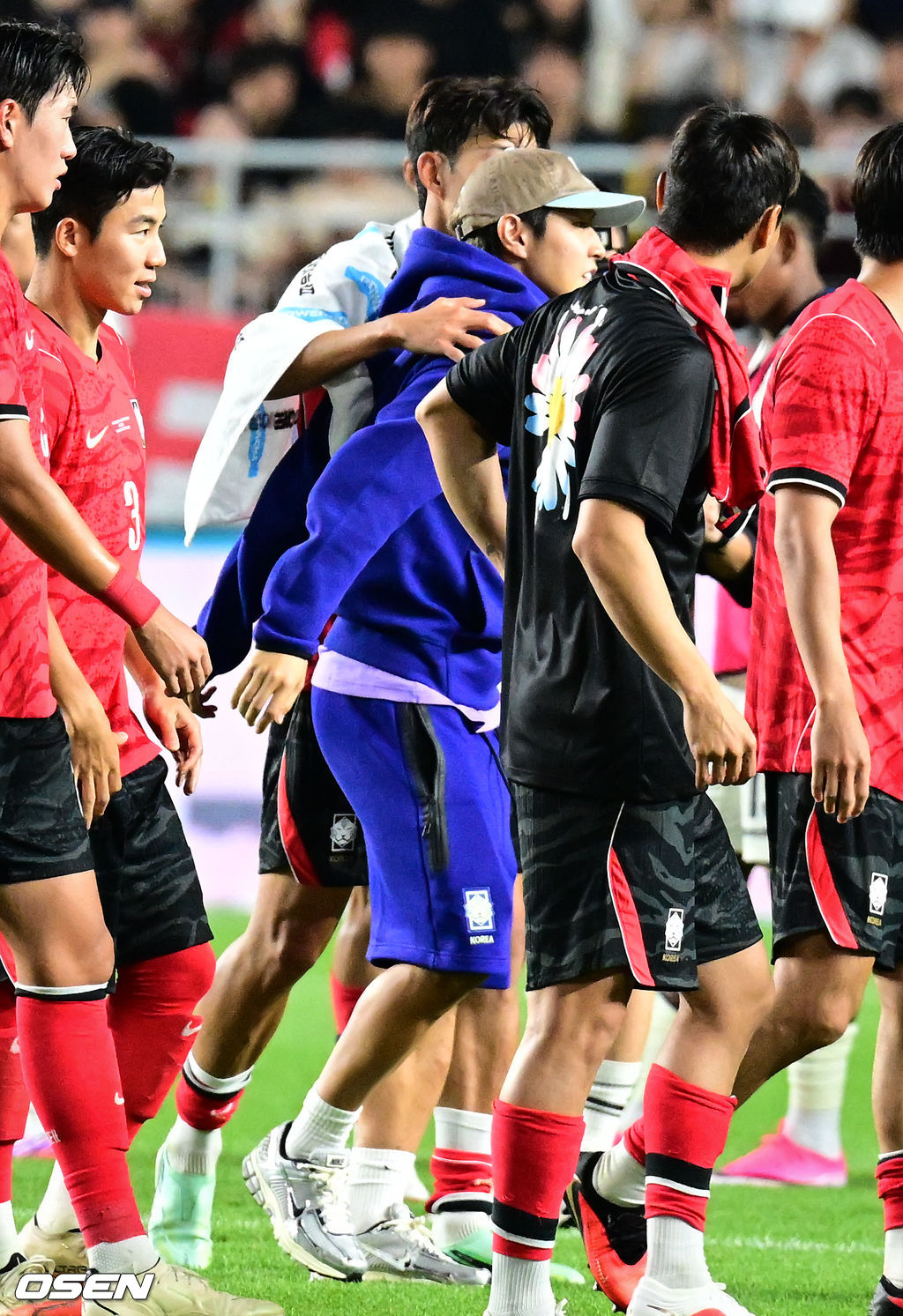 최고의 출발이다. 한국 축구가 로베르토 모레노 감독의 데뷔전을 대승으로 장식했다. 전반엔 다소 답답했지만, 후반에만 3골을 터트리며 180도 달라진 모습을 보여줬다.모레노 임시 감독이 이끄는 대한민국 축구대표팀(FIFA 랭킹 32위)은 24일 오후 8시 수원월드컵경기장에서 열린 9월 A매치 평가전에서 에콰도르(FIFA 랭킹 25위)를 3-0으로 제압했다. 모레노호는 마찬가지로 마르셀로 가야르도 감독의 데뷔전이었던 에콰도르를 제물 삼아 기분 좋게 첫 단추를 끼웠다.경기 종료 후 손흥민이 이강인과 인사를 나누고 있다. 2026.09.24 /cej@osen.co.kr