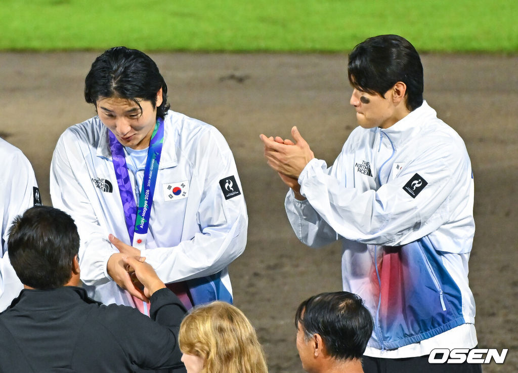 한국야구가 우여곡절 끝 아시안게임 5회 연속 금메달을 해냈다. 류지현 감독이 이끄는 한국 야구대표팀은 27일 일본 아이치현 도요하시 시민구장에서 열린 2026 아이치-나고야 아시안게임 일본과 결승전에서 3-1로 승리했다. 시상식에서 김도영이 곽빈에게 박수를 치고 있다 2026.09.27 / soul1014@osen.co.kr