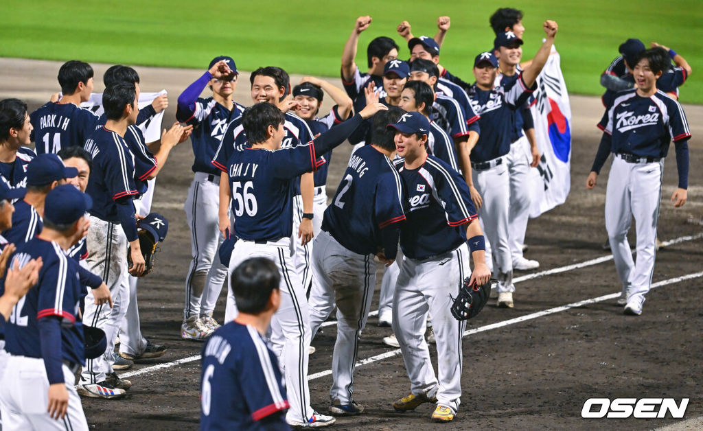 한국야구가 우여곡절 끝 아시안게임 5회 연속 금메달을 해냈다. 류지현 감독이 이끄는 한국 야구대표팀은 27일 일본 아이치현 도요하시 시민구장에서 열린 2026 아이치-나고야 아시안게임 일본과 결승전에서 3-1로 승리했다.경기종료 후 야구대표팀이 승리의 기쁨을 나누고 있다.    2026.09.27 / soul1014@osen.co.kr