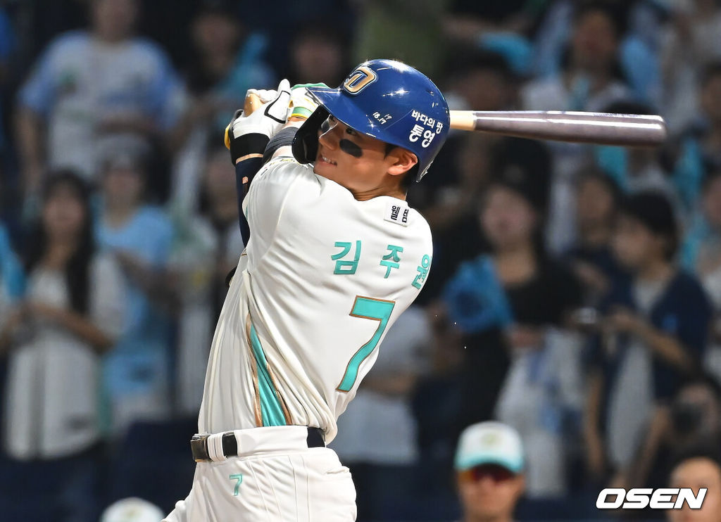 21일 창원NC파크에서 2026 신한 SOL KBO 리그 NC 다이노스와 삼성 라이온즈의 경기가 열렸다. 홈팀 NC는 토다가, 방문팀 삼성은 원태인이 선발 출전했다. NC 다이노스 김주원이 3회말 1사 1루 좌익수 오른쪽 안타를 치고 있다. 2026.08.21 / foto0307@osen.co.kr