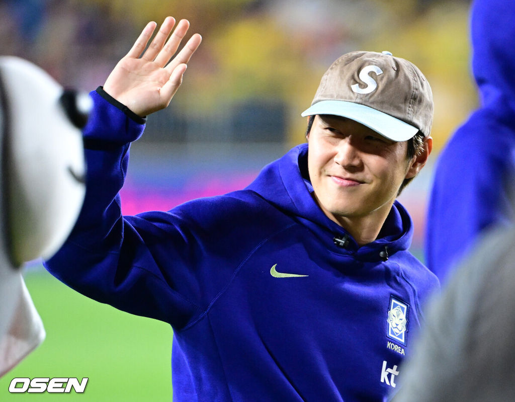 한국 축구가 로베르토 모레노 감독의 데뷔전을 대승으로 장식했다. 모레노 임시 감독이 이끄는 대한민국 축구대표팀(FIFA 랭킹 32위)은 24일 수원월드컵경기장에서 열린 9월 A매치 평가전에서 에콰도르(FIFA 랭킹 25위)를 3-0으로 제압했다.경기를 마치고 한국 이강인이 피치를 돌며 팬들에게 인사를 전하고 있다. 2026.09.24 / dreamer@osen.co.kr