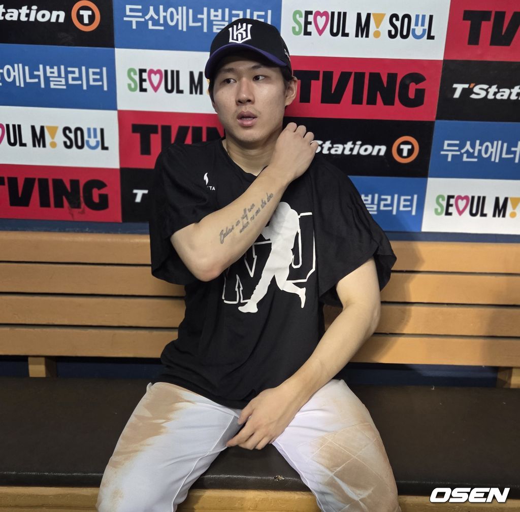프로야구 KT 위즈 최원준이 27일 잠실구장에서 열린 두산 베어스와 경기에서 5안타를 몰아치며 맹활약했다. 경기 후 인터뷰를 하고 있다. /orange@osen.co.kr