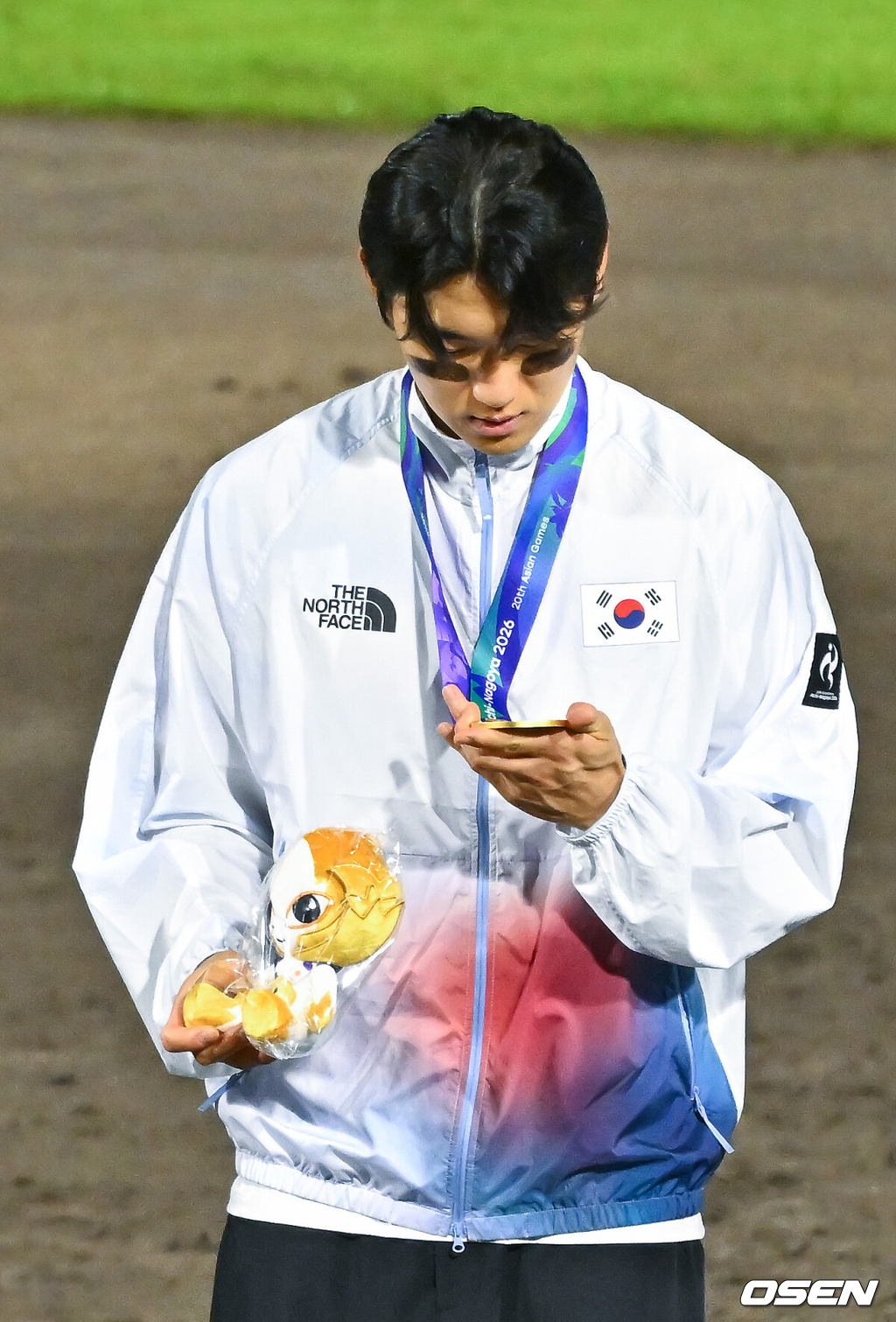 한국야구가 우여곡절 끝 아시안게임 5회 연속 금메달을 해냈다. 류지현 감독이 이끄는 한국 야구대표팀은 27일 일본 아이치현 도요하시 시민구장에서 열린 2026 아이치-나고야 아시안게임 일본과 결승전에서 3-1로 승리했다.시상식에서 김도영이 금메달을 바라보고 있다. 2026.09.27 / soul1014@osen.co.kr