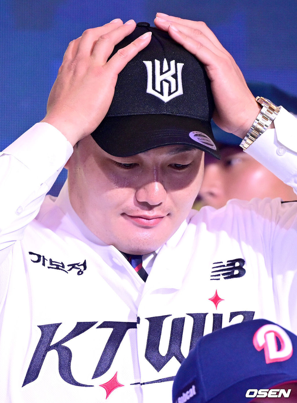 21일 오후 서울 잠실동 롯데호텔 월드 크리스탈볼룸에서 ‘2027 KBO 신인드래프트’가 열렸다. 이번 신인드래프트는 2025시즌 순위의 역순에 따라 키움 히어로즈, 두산 베어스, KIA 타이거즈, 롯데 자이언츠, KT 위즈, NC 다이노스, 삼성 라이온즈, SSG 랜더스, 한화 이글스, LG 트윈스 순서로 1라운드부터 11라운드까지 지명할 수 있다. 전체 15순위로 KT 지명을 받은 최지만이 기념촬영을 준비하고 있다. 2026.09.21 / dreamer@osen.co.kr