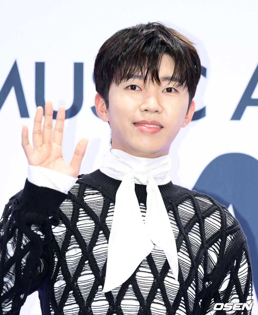 2026 더팩트 뮤직 어워즈(TMA) 레드카펫 행사가 19일 부산 아시아드 주경기장에서 열렸다.‘2026 더팩트 뮤직 어워즈’에는 라이즈(RIIZE), 리센느(RESCENE), 싸이커스(xikers), 아이딧(IDID), 아일릿(ILLIT), 알파드라이브원(ALPHA DRIVE ONE), 에반(EVAN), 에이티즈(ATEEZ), 엔믹스(NMIXX), 올데이 프로젝트(ALLDAY PROJECT), 임영웅, 최예나, 코르티스(CORTIS), 클로즈 유어 아이즈(CLOSE YOUR EYES), 키키(KiiiKiii), 트레저(TREASURE), 트리플에스(tripleS)가 출연한다.임영웅이 포즈를 취하고 있다. 2026.09.18 /cej@osen.co.kr