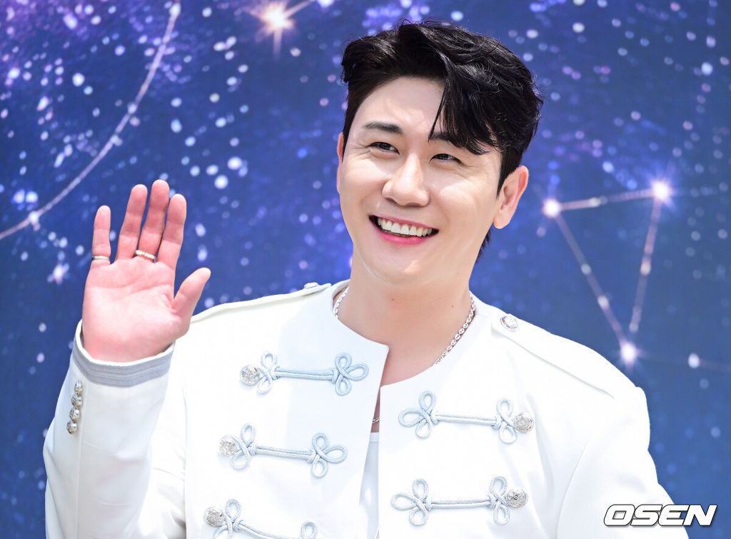 11일 오전 경기도 수원체육관에서 KBS2 ‘불후의 명곡’ 2026년 왕중왕전 레드카펫 행사가 열렸다.이날 행사에는 린X조째즈, 민우혁X조형균X유리아, 케이윌, 김동준X영탁, B1A4, 박서진, 포레스텔라, 황민호X이수연, 리베란테, NEXZ(넥스지) 등이 참가해 자리를 빛냈다.가수 영탁이 포토타임을 하고 있다. 2026.07.11 / dreamer@osen.co.kr