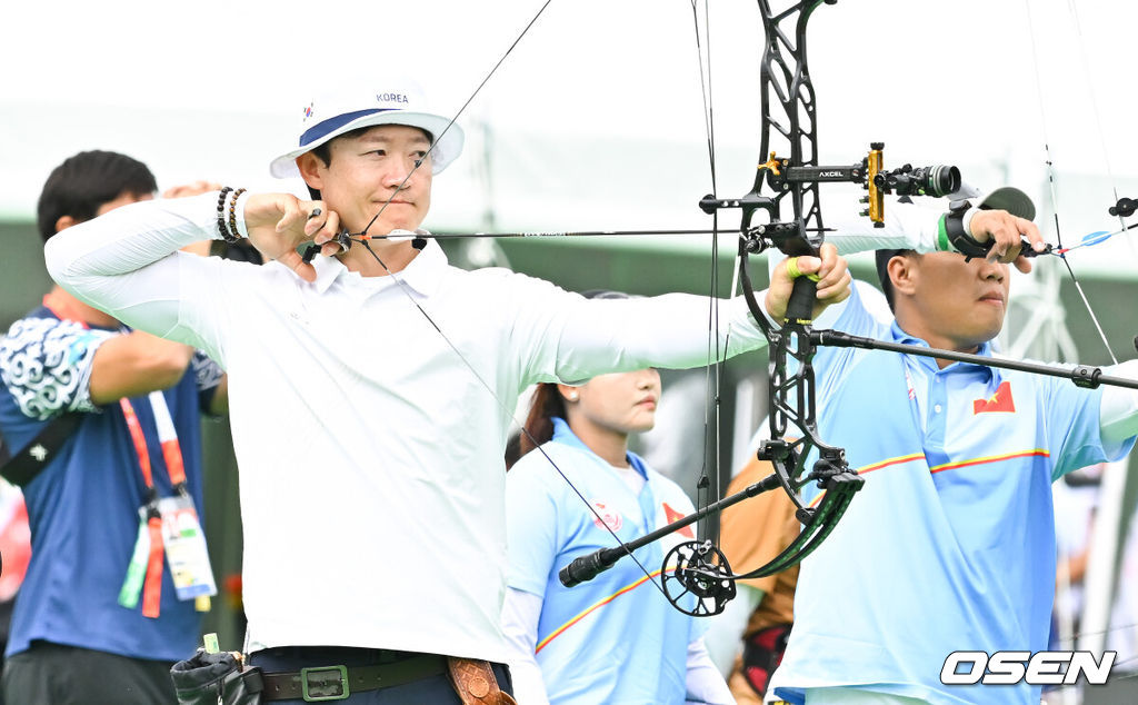 27일 일본 아이치현 오카자키 중앙종합공원 다목적광장에서 '2026 아이치·나고야 아시안게임' 양궁 리커브 남녀혼성 8강전이 진행됐다.랭킹 라운드에서 아시안게임 신기록을 잇달아 작성한 양궁대표팀은 리커브의 강세를 이어가는 동시에 3년 전 항저우에서 인도에 내줬던 컴파운드 정상 탈환까지 노린다.4강행 확정한 컴파운드 남녀혼성 최용희가 활 시위를 당기고 있다.   2026.09.27 / soul1014@osen.co.kr