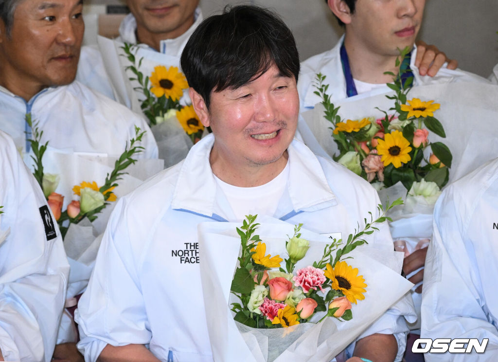 2026 아이치·나고야 아시안게임에서 금메달을 차지한 야구 대표팀이 28일 인천국제공항을 통해 귀국했다.한국 야구 대표팀은 금메달을 따내며 2010년 광저우 대회를 시작으로 2014년 인천, 2018년 자카르타-팔렘방, 2023년 항저우, 2026년 나고야-아이치까지 아시안게임 5회 연속 우승을 달성했다.야구대표팀 류지현 감독이 포즈를 취하고 있다. 2026.09.28 /cej@osen.co.kr