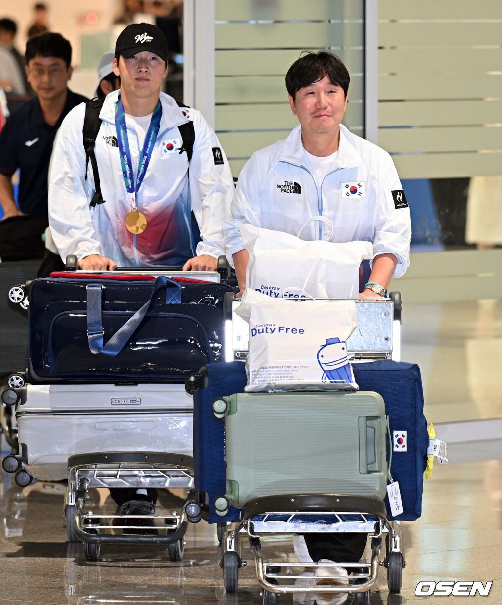 2026 아이치·나고야 아시안게임에서 금메달을 차지한 야구 대표팀이 28일 인천국제공항을 통해 귀국했다.한국 야구 대표팀은 금메달을 따내며 2010년 광저우 대회를 시작으로 2014년 인천, 2018년 자카르타-팔렘방, 2023년 항저우, 2026년 나고야-아이치까지 아시안게임 5회 연속 우승을 달성했다.류지현 감독을 비롯한 야구대표팀이 입국장을 나서고 있다.. 2026.09.28 /cej@osen.co.kr